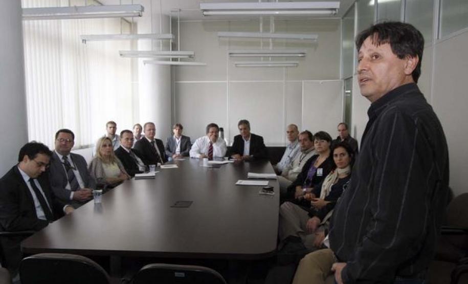 Secretario de Infra estrutura e logística, Jose Richa Filho ouve a apresentação sobre a nova estrutura de Tecnologia da Informação da nova pasta - Data: 12/05/2011