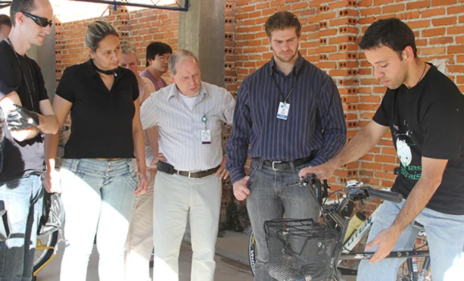 Oficina sobre direção, segurança e manutenção de bicicleetas.
Bicicletário Espaço Greca
Coordenação: Luis Claudio Patricio, Celepar (direita)
