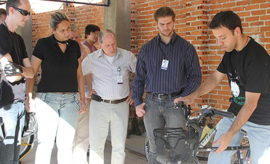 Oficina sobre direção, segurança e manutenção de bicicleetas.
Bicicletário Espaço Greca
Coordenação: Luis Claudio Patricio, Celepar (direita)