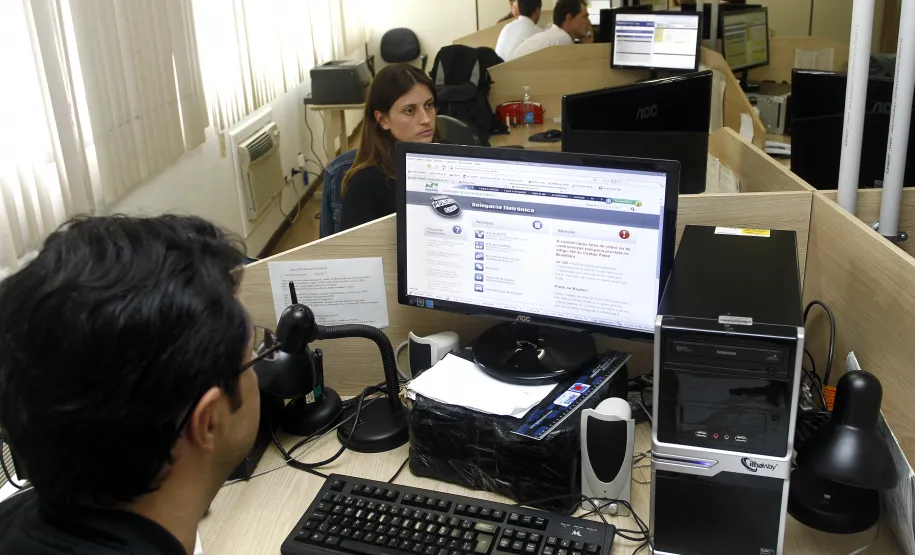 Os policiais que trabalham na Delegacia Eletrônica do Paraná fizeram um total de 134.618 atendimentos durante o ano de 2013. No ano anterior foram 125.782 registros gerados a partir do contato do cidadão com a Polícia Civil, por meio do site: www.delegaciaeletronica.pr.gov.br.