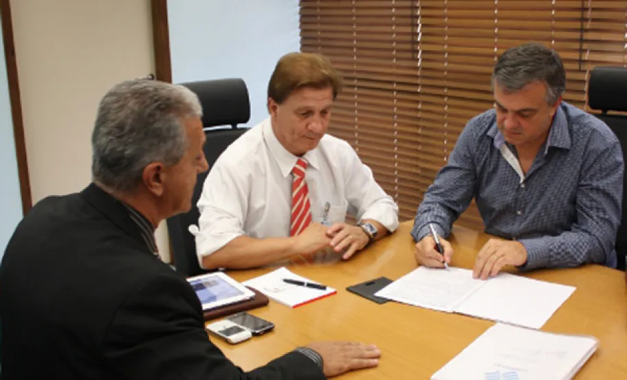 Celepar e Compagás firmam primeiro contrato de prestação de serviço O contrato recebe ainda a assinatura do presidente da Compagás, Luciano Pizzatto
