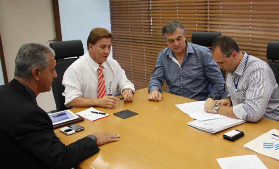 Celepar e Compagás firmam primeiro contrato de prestação de serviço O diretor administrativo e financeiro da Compagas, Fábio Augusto Norcio também assinou o contrato de prestação de serviços