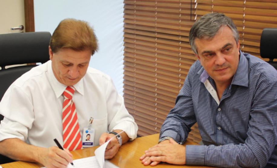 Presidente Jacson Carvalho Leite assina o primeiro contrato de prestação de serviço entre a Celepar e a Compagas