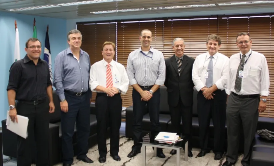 Celepar e Compagás firmam primeiro contrato de prestação de serviço João Carlos Clemente, Luciano Pizzatto, Jacson Carvalho Leite, Fábio Augusto Norcio, Gilmar Caron Tesserolli, José Juracy Macedo e Danilo Scalet