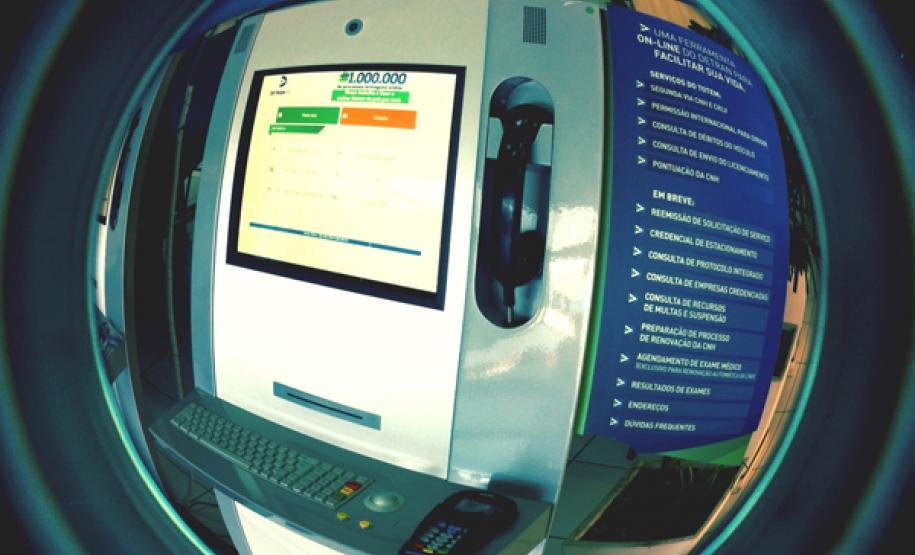 Detran Fácil dobrou atendimentos em 2014 com solução tecnológica desenvolvida pela Celepar Dobra uso de serviços do Detran pela internetFoto: Juliano Pedrozo/DetranPR