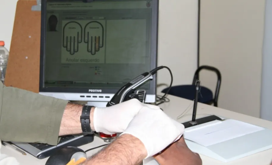 Sistema desenvolvido pelo Instituto de Identificação em parceria com a Celepar é pioneiro no uso da biometria integrada entre órgãos públicos O Paraná é o primeiro estado brasileiro a utilizar o sistema biométrico de forma unificada e integrada entre órgãos públicos. O sistema foi desenvolvido pelo Instituto de Identificação do Paraná (IIPR) em parceria com a Celepar e integra, inicialmente, os dados registrados no Instituto com informações do Departamento de Trânsito do Paraná (Detran).
Foto: Divulgação SESP
