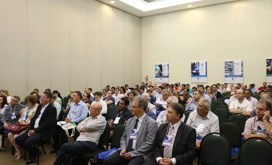 Prefeitos do Paraná conhecem as soluções da Celepar voltada aos municípios