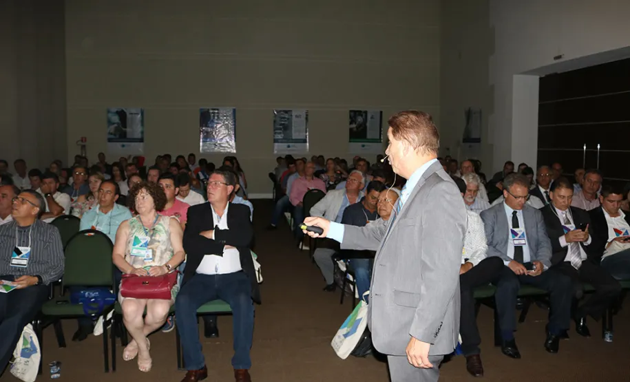 Prefeitos do Paraná conhecem as soluções da Celepar voltada aos municípios
