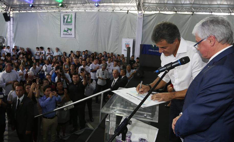 Governador Beto Richa durante lançamento do programa Escola Conectada, para ampliar o uso de recursos tecnológicos nos colégios da rede pública estadual, e assinatura de convênios com Apaes para destinar recursos para melhoria na infraestrutura das instituições.Curitiba, 28/02/2018.Foto: Orlando Kissner/ANPr