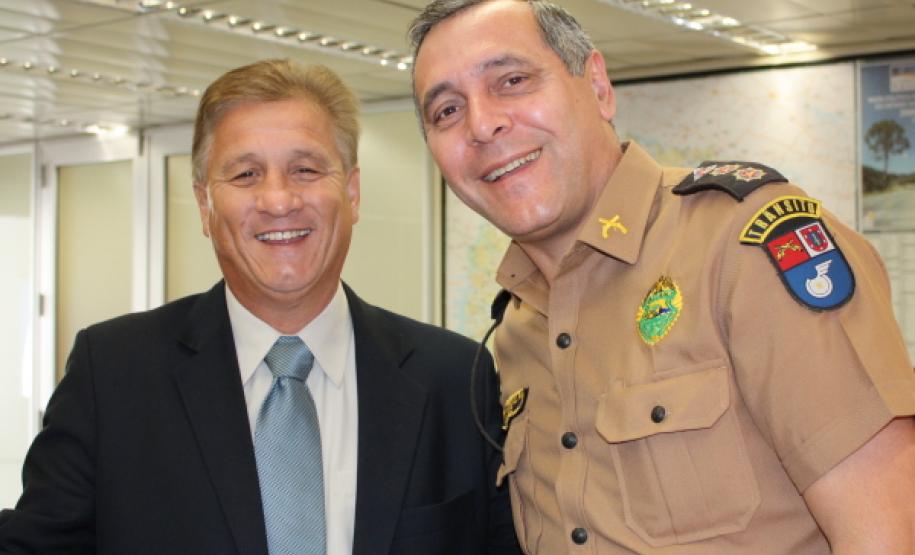 Celepar unifica sistema de controle acadêmico da Unespar Da esquerda para a direita: o analista de informática da Celepar, Rodrigo Quartieri Fernandes; o gerente da área de desenvolvimento de sistemas, Cristiano Pacoma; o analista Douglas José Peixoto Azevedo; o diretor da FECILCAM, Antônio Carlos Aleixo; a vice-diretora da EMBAP, Solange Garcia Pitangueira; o diretor da FAFIUV, Valderlei Garcias Sanches; o diretor da FECEA, Rogério Ribeiro; o vice-diretor da FAP, Angelo José Sangiovanni; o diretor da FAFIPAR, Antônio Alpendre da Silva; o vice-reitor da