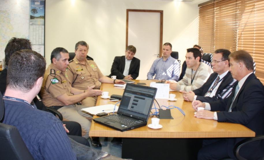 Celepar unifica sistema de controle acadêmico da Unespar O analista de informática da Celepar, Rodrigo Quartieri Fernandes, demonstra aos diretores o funcionamento do SIGES