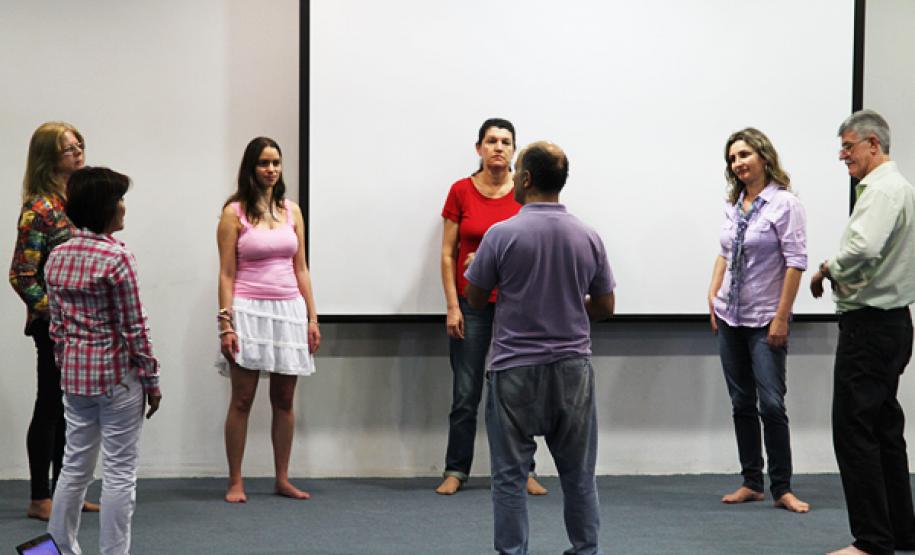 A superintendente de gestão de sistemas de saúde, Márcia Huculak apresenta o projeto ao secretário Michele Caputo, ao presidente Jacson Carvalho Leite e equipe da Celepar responsável pelo atendimento da SESA