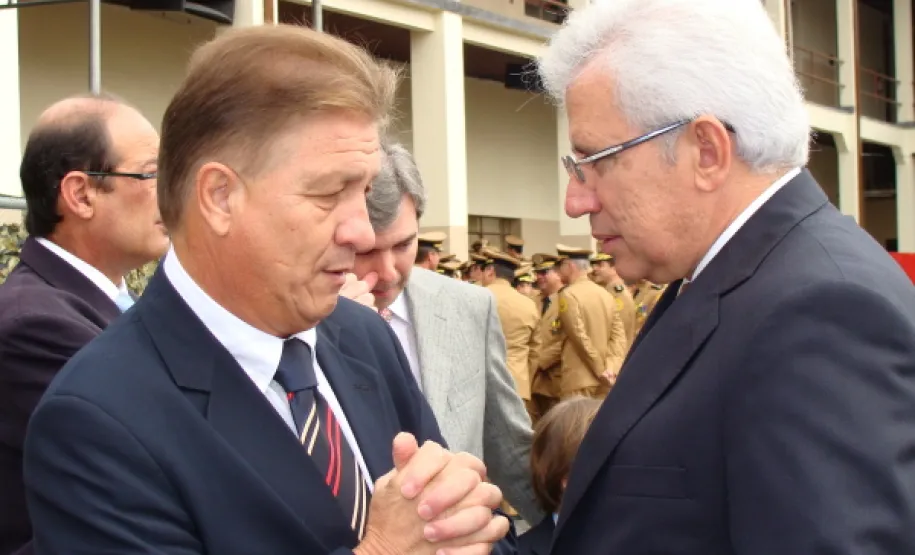Polícia Militar do Paraná homenageia autoridades no Dia do Patrono Jacson Leite e o secretário-chefe da Casa Civil, Durval Amaral