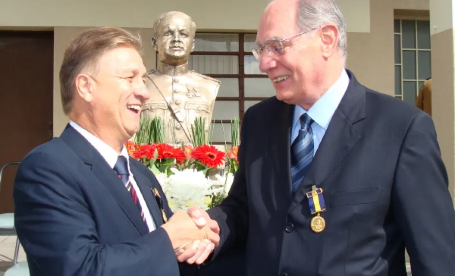 Polícia Militar do Paraná homenageia autoridades no Dia do Patrono Jacson e Lucio cumprimentam-se diante do busto do coronel Joaquim Antonio de Moraes Sarmento