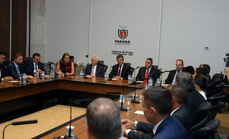 O governador Beto Richa se reuniu nesta segunda-feira (22), no Palácio Iguaçu, com o diretor da Casa da Moeda, César Augusto Barbiero, para conhecer os modelos e mecanismos de segurança do Documento Nacional de Identificação (DNI), que vai unificar o RG, CPF e Título de Eleitor em um único documento