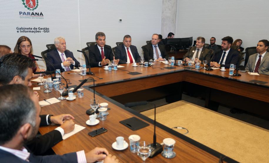 O governador Beto Richa se reuniu nesta segunda-feira (22), no Palácio Iguaçu, com o diretor da Casa da Moeda, César Augusto Barbiero, para conhecer os modelos e mecanismos de segurança do Documento Nacional de Identificação (DNI), que vai unificar o RG, CPF e Título de Eleitor em um único documento