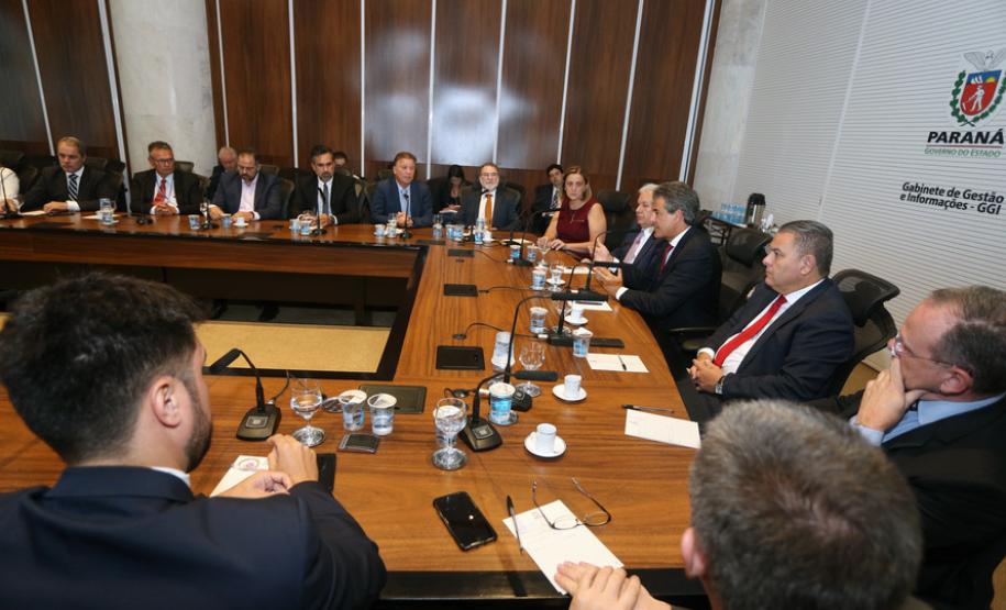 O governador Beto Richa se reuniu nesta segunda-feira (22), no Palácio Iguaçu, com o diretor da Casa da Moeda, César Augusto Barbiero, para conhecer os modelos e mecanismos de segurança do Documento Nacional de Identificação (DNI), que vai unificar o RG, CPF e Título de Eleitor em um único documento