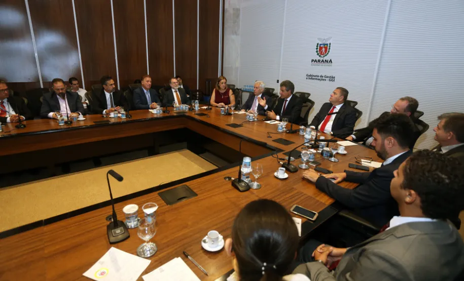 O governador Beto Richa se reuniu nesta segunda-feira (22), no Palácio Iguaçu, com o diretor da Casa da Moeda, César Augusto Barbiero, para conhecer os modelos e mecanismos de segurança do Documento Nacional de Identificação (DNI), que vai unificar o RG, CPF e Título de Eleitor em um único documento