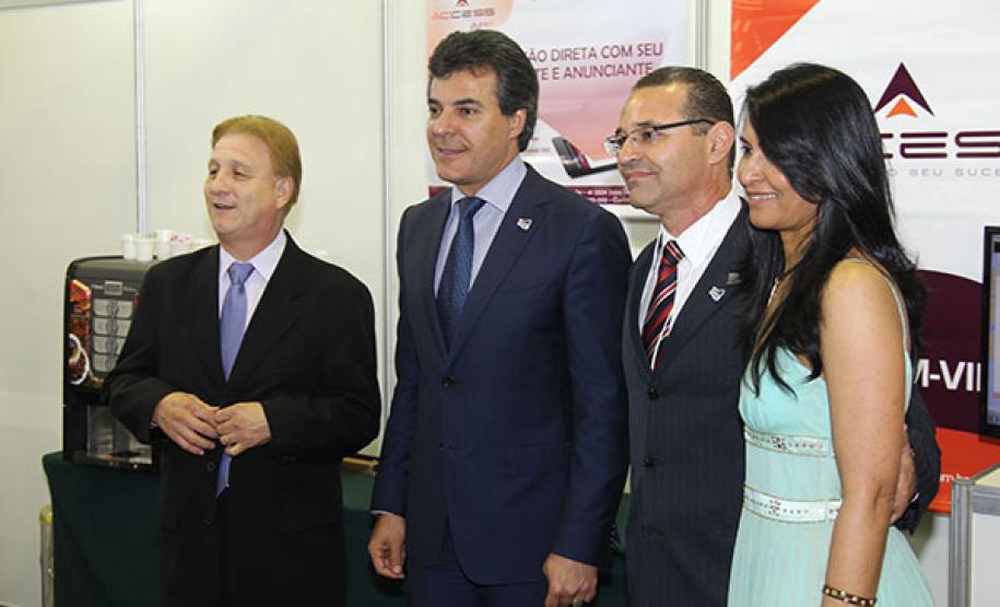 Abertura do 22º Congresso Paranaense de Radiodifusão, em Foz do Iguaçu. Na foto: presidente da Celepar, Jacson Carvalho Leite; governador Beto Richa e o casal Márcio e Malu Vilella