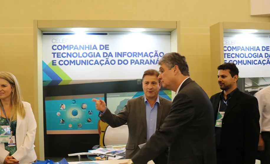 Prefeitos do Paraná conhecem as soluções da Celepar voltada aos municípios