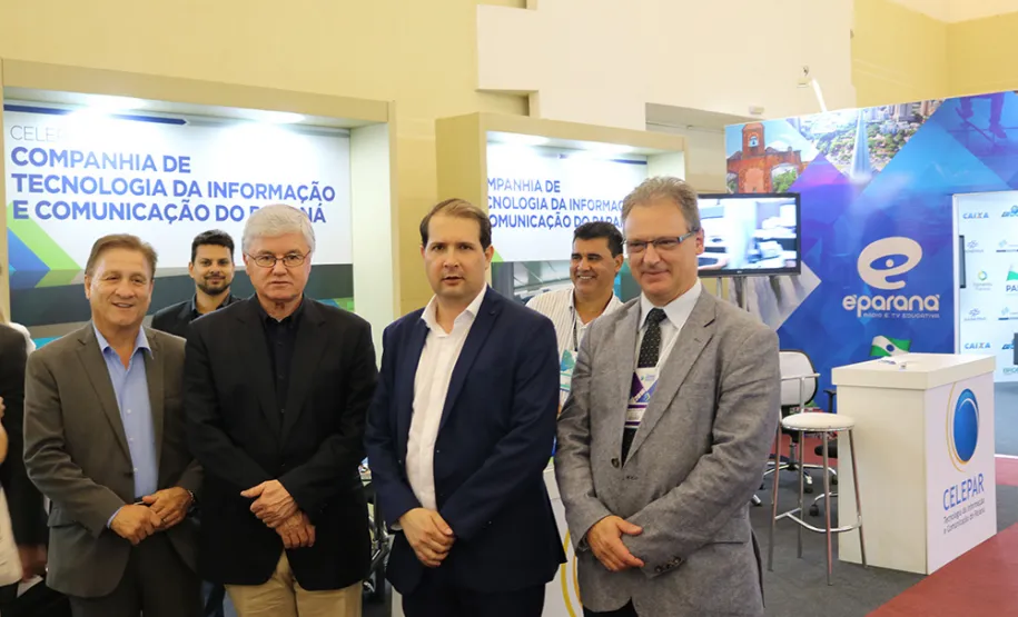 Prefeitos do Paraná conhecem as soluções da Celeapr voltadas aos municípios