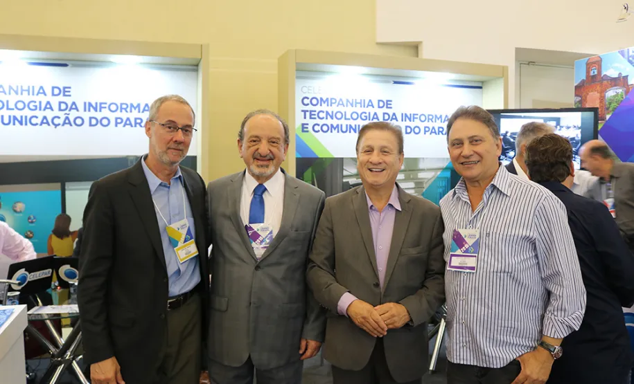Prefeitos do Paraná conhecem as soluções da Celepar voltada aos municípios