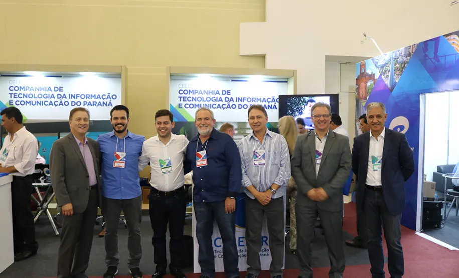 Prefeitos do Paraná conhecem as soluções da Celeapr voltadas aos municípios