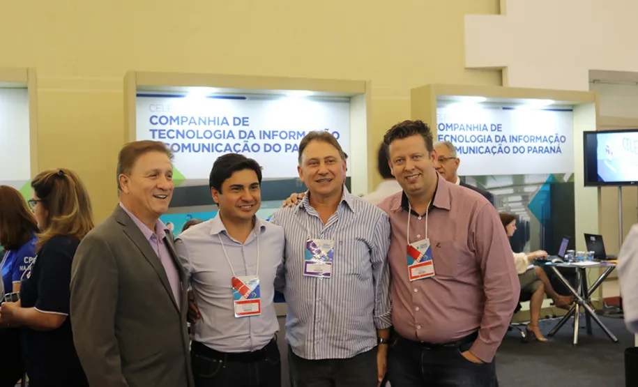 Prefeitos do Paraná conhecem as soluções da Celepar voltada aos municípios
