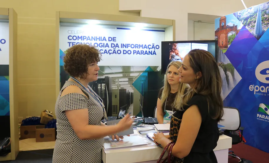 Prefeitos do Paraná conhecem as soluções da Celepar voltada aos municípios
