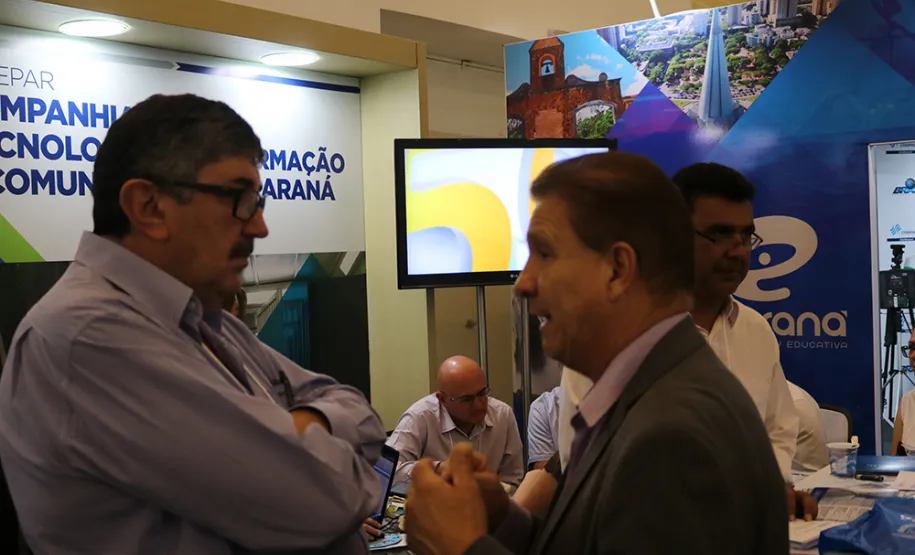 Prefeitos do Paraná conhecem as soluções da Celepar voltada aos municípios