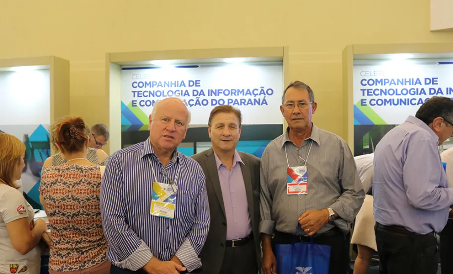 Prefeitos do Paraná conhecem as soluções da Celepar voltada aos municípios