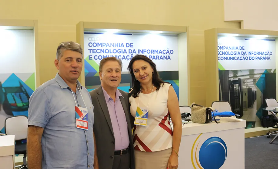 Prefeitos do Paraná conhecem as soluções da Celepar voltada aos municípios