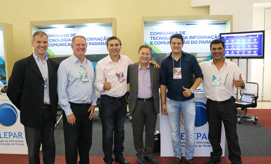 Prefeitos do Paraná conhecem as soluções da Celepar voltada aos municípios