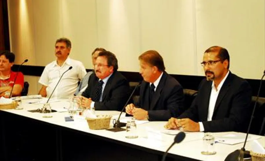 Renato Rodrigues (direita), presidente do ICI, abre a reunião com as boas vindas  aos visitantes do governo do Estado - Data: 13/05/2011