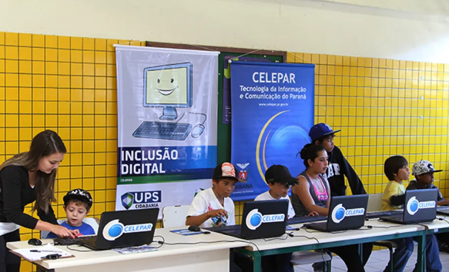 Celepar leva internet gratuita à população da CIC na Feira UPS Cidadania Estande da Celepar na feira de serviços na CIC
