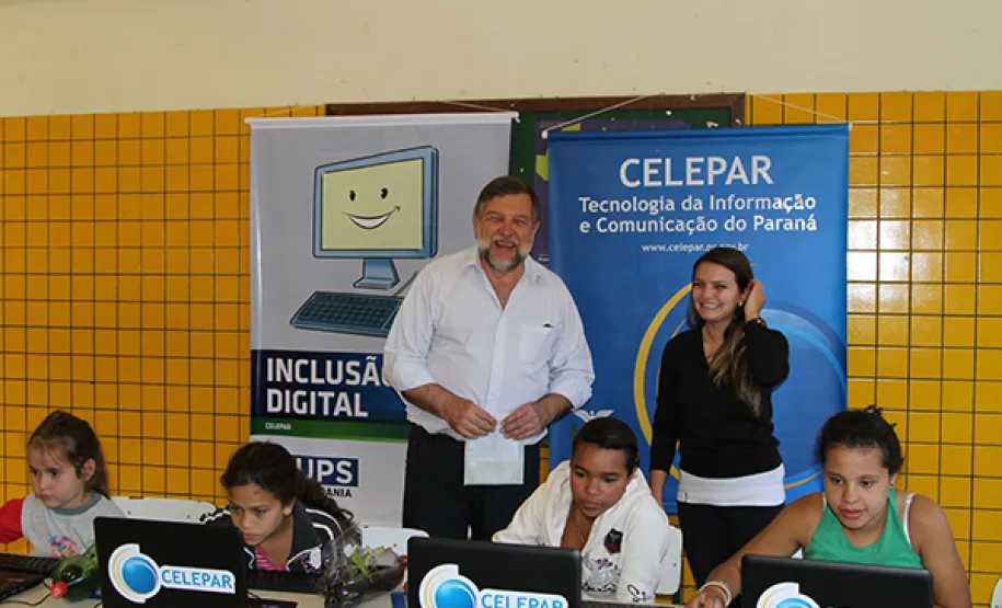 Celepar leva internet gratuita à população da CIC na Feira UPS Cidadania Vice-governador Flávio Arns visita o estande da Celepar