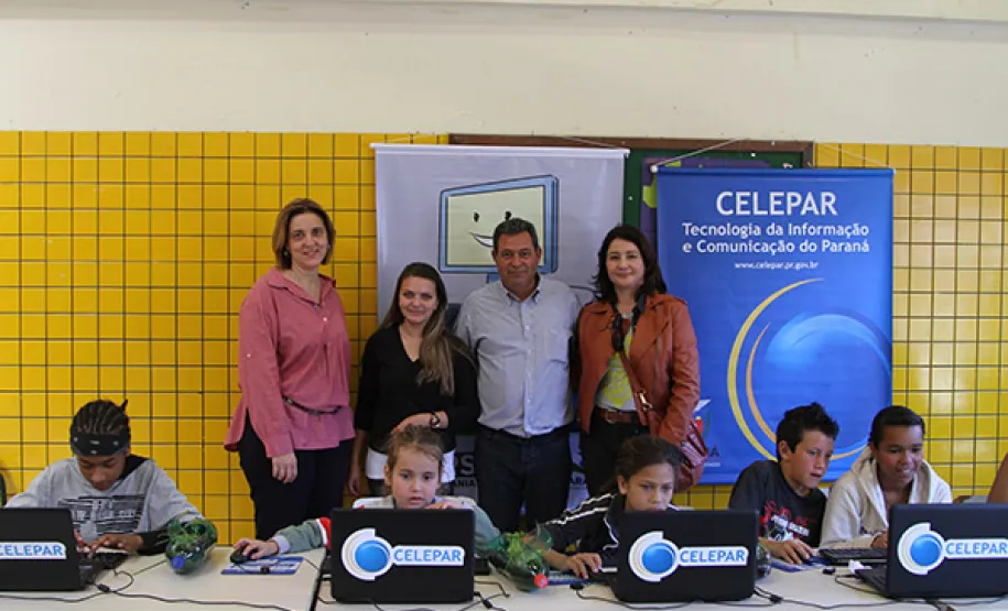 Celepar leva internet gratuita à população da CIC na Feira UPS Cidadania A secretária de Justiça, Cidadania e Direitos Humanos, Maria Tereza Uille Gomes visita o estande da Celepar