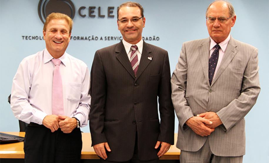 O presidente da Celepar, Jacson Carvalho Leite, com o  presidente da AERP, Márcio Villela, e o diretor administrativo-financeiro, Lucio Alberto Hansel