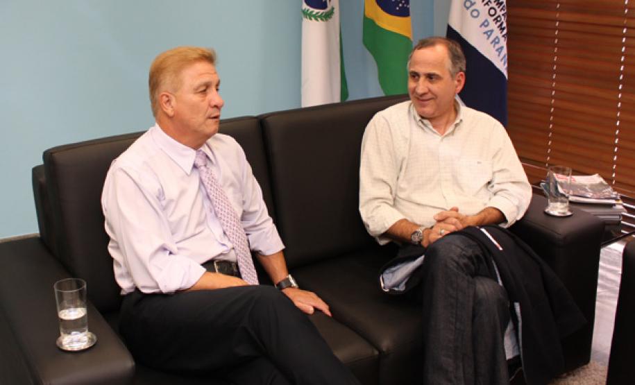 Reunião na Celepar onde o presidente Jacson Carvalho Leite e o secretário Paulino Viapiana definiram as diretrizes do sistema de acompanhamento da Lei de Incentivo á Cultura no Estado