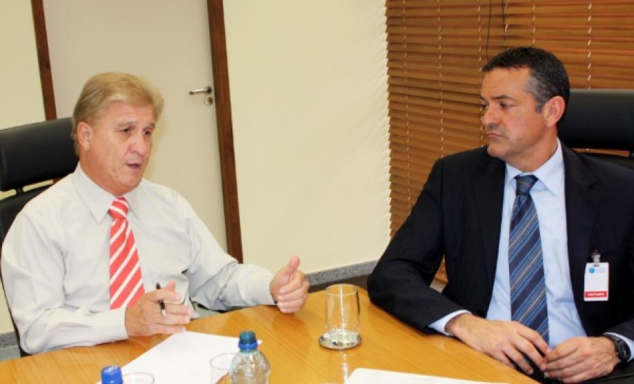 O presidente Jacson Carvalho Leite em conversa com o secretário de Corregedoria e Ouvidoria Geral, Cid Vasques, ano passado