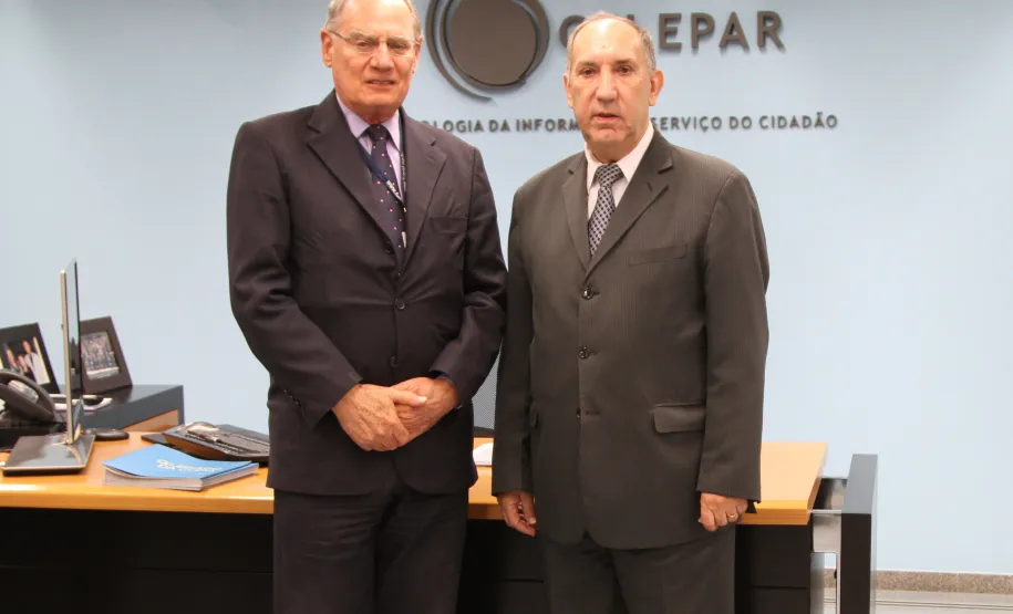 Tribunal de Justiça do Paraná terá processos físicos digitalizados pela Celepar O diretor administrativo-financeiro, Lucio Alberto Hansel, e o presidente do Tribunal de Justiça do Paraná, Guilherme Luiz Gomes.
