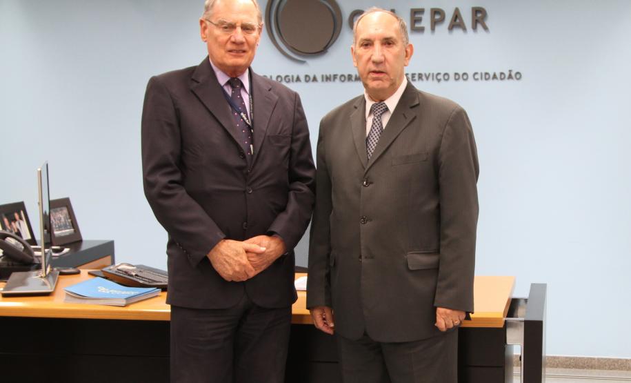 O diretor administrativo-financeiro, Lucio Alberto Hansel,  e o presidente do Tribunal de Justiça do Paraná, Guilherme Luiz Gomes.