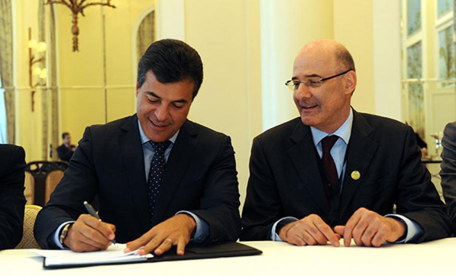 Governador Beto Richa, assina protocolo de intenções com a empresa Microsoft durante Fórum de Líderes de Governo - América Latina e no Caribe, com o Presidente da Microsoft Brasil, Michel Levy, Presidente da Microsoft LAtino Americana, Hernan Rincon, Secretário de Ciência e Tecnologia, Alipio Leal, Diretor-Presidente da Tecpar, Júlio Felix, Presidente da Celepar, Jacson Carvalho Leite e demais autoridades.Rio de Janeiro