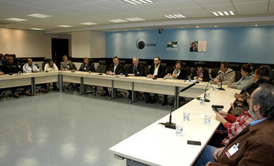 Apresentação do trabalho integrado do governo do estado entre as secretárias, prefeituras e empresas afins. Sala de referência estratégica trabalho de integração de TI da CELEPAR.