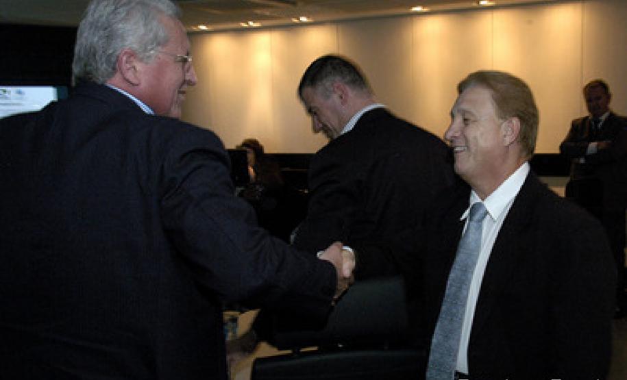 Apresentação do trabalho integrado do governo do estado entre as secretárias, prefeituras e empresas afins. Sala de referência estratégica trabalho de integração de TI da CELEPAR.