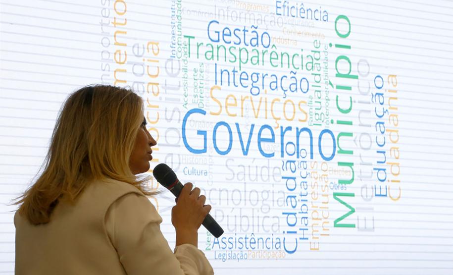 Estado vai usar novas tecnologias para facilitar a vida do cidadão A governadora Cida Borghetti nesta segunda-feira(07) no Palácio Iguaçu, deu posse ao novo secretário da fazenda Jose Luiz Bovo e apresentou o balanço dos 30 dias de governo