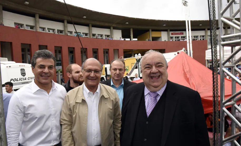Governador Beto Richa, acompanhado pela, secretaria da familia e desenvolvimento social, Fernada Richa, governador de São Paulo, Geraldo Alckmim, prefeito de Curitiba, Rafael Greca e demais autoridades, participa do encerramento do mutirão da cidadânia do bairro Cajuru. Curitiba, 30/09/2017Foto: Ricardo Almeida ANPr