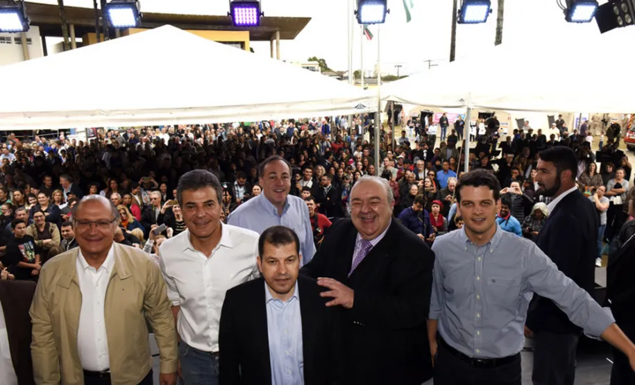 Governador Beto Richa, acompanhado pela, secretaria da familia e desenvolvimento social, Fernada Richa, governador de São Paulo, Geraldo Alckmim, prefeito de Curitiba, Rafael Greca e demais autoridades, participa do encerramento do mutirão da cidadânia do bairro Cajuru. Curitiba, 30/09/2017Foto: Ricardo Almeida ANPr