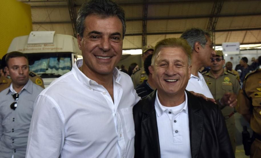 Governador Beto Richa, acompanhado pelo prefeito Rafael Greca, ministro das ciomunicações do Papa Francisco, Monsenhor Dário Viganó, vice-prefeito Eduardo Pimentel, secretário de infraestrutura e logística, José Richa Filho, presidente da Sanepar, Mounir Chaowiche, presidente da Celepar, Jacson de Carvalho, secretário de assuntos estratégicos, Edgar Bueno e demais autoridades, participa do encerramento do Mutirão da Cidadânia no Bairro Novo.Curitiba, 12/08/2017Foto: Ricardo Almeida / ANPr