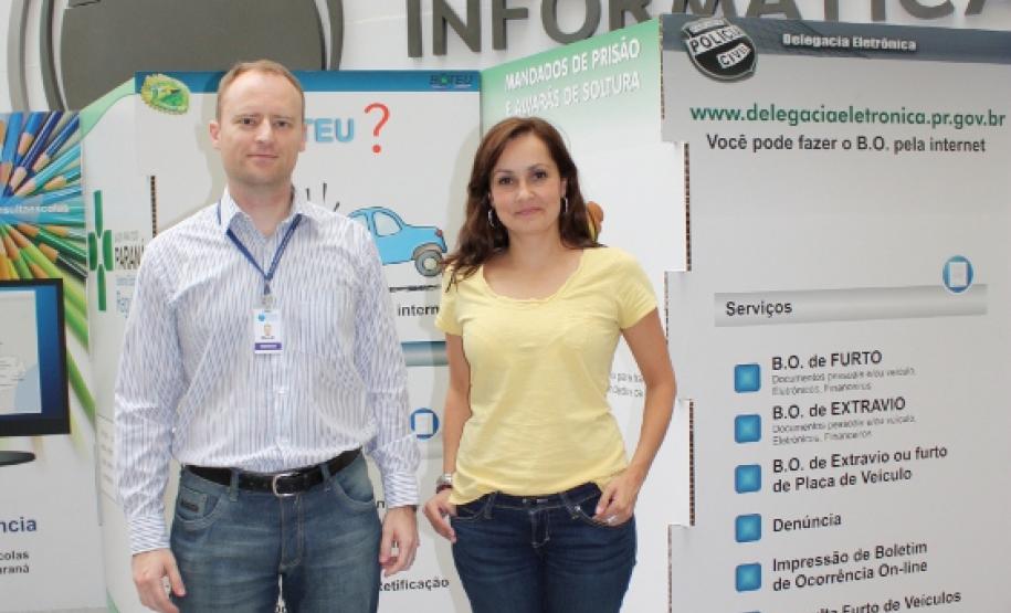 Os aniversariantes,  Marcio e Priscilla (a partir da esq.)